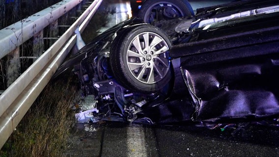 Ein Auto liegt nach einem Unfall auf glatter Fahrbahn bei Hilter auf dem Dach. © Nord-West-Media TV 