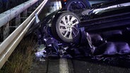 Ein Auto liegt nach einem Unfall auf glatter Fahrbahn bei Hilter auf dem Dach. © Nord-West-Media TV 