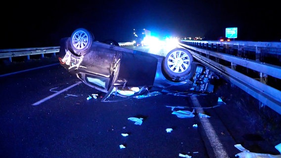 Ein Auto liegt nach einem Unfall auf glatter Fahrbahn bei Hilter auf dem Dach. © Nord-West-Media TV 