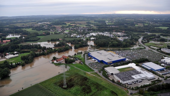 Hochwasser der Düte in Osnabrück im Jahr 2010, hier im Bereich von IKEA im Stadtteil Hellern. © Polizei Osnabrück 