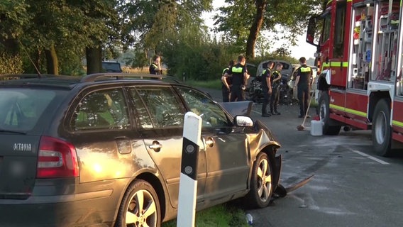 Einsatzkräfte sichern eine Unfallstelle in Holdorf. © Nord-West-Media TV 