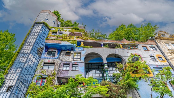 Begrünte Fassade des Hundertwasser-Hauses in Wien. © picture alliance / imageBROKER Foto: Karlheinz Irlmeier