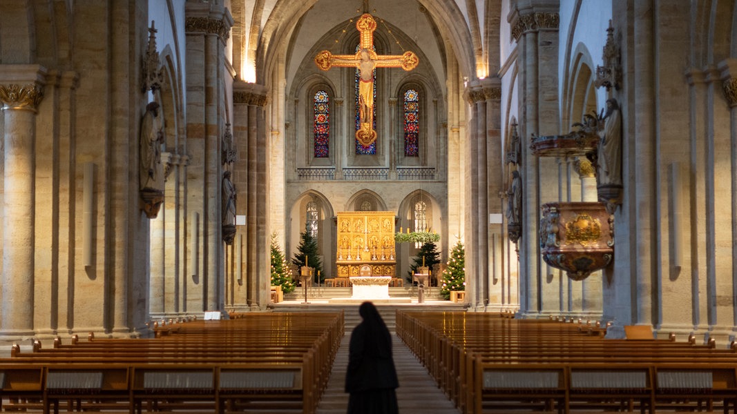 Ein Kreuz hängt über dem Altarraum im Osnabrücker Dom. 