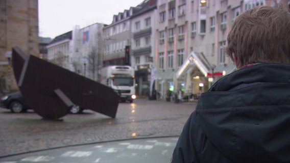 Eine junge Frau steht an einer Straße in Osnabrück. © NDR 