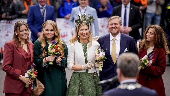 Prinzessin Ariane, Prinzessin Amalia, Königin Maxima, König Willem-Alexander und Prinzessin Alexia der Niederlande stehen beim Königstag in Emmen zusammen.  © dpa-Bildfunk Foto: Freek Van Den Bergh