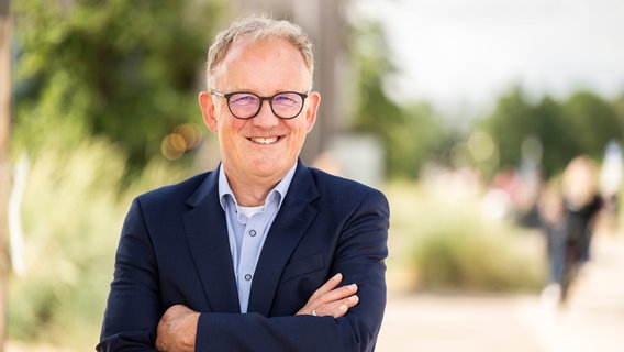 Der neue Landrat Volker Meyer steht mit verschränkten Armen draußen. © Volker Meyer Foto: Sebastian Fabick