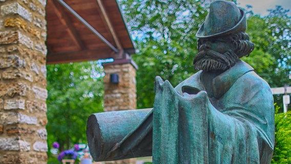 Eine Bronze Statue des Leinewebers in Bad Laer. © Bad Laer Touristik Foto: R. Niemann