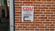 An einem Gebäude hängt ein Schild auf dem CDU Kreisverband Lingen steht. © NDR Foto: Nicola Meyer