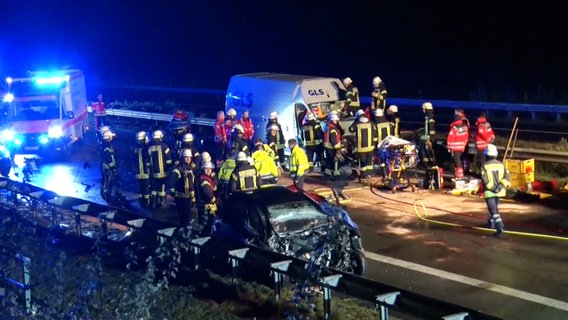 Rettungskräfte bei einem Unfall mit einem Falschfahrer auf der A31 bei Wietmarschen © Nord-West-Media TV 