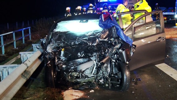 Ein Autowrack nach einem Unfall mit einem Geisterfahrer auf der A31 bei Wietmarschen. © Nord-West-Media TV 