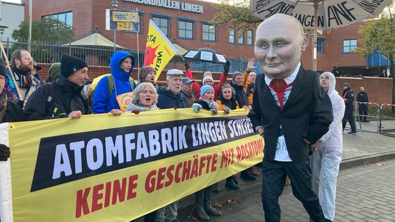 Eine lebensgroße Putin-Puppe wird während einer Protestveranstaltung vor der Firma ANF in Lingen präsentiert. © NDR Foto: Maya Rollberg