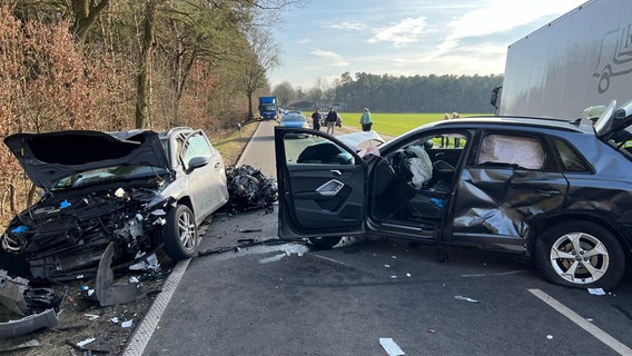 Zwei Pkw stehen an einer Unfallstelle auf einer Straße in Lingen. © Nord-West-Media TV 