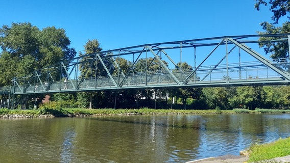 Eine Brücke führt über einen Fluss. © NDR Foto: Nicola Meyer