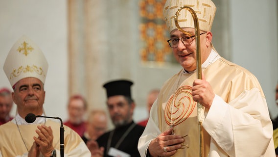 Der neue Bischof von Osnabrück Dominicus Meier wird ins Amt eingeführt. © dpa Foto: Friso Gentsch