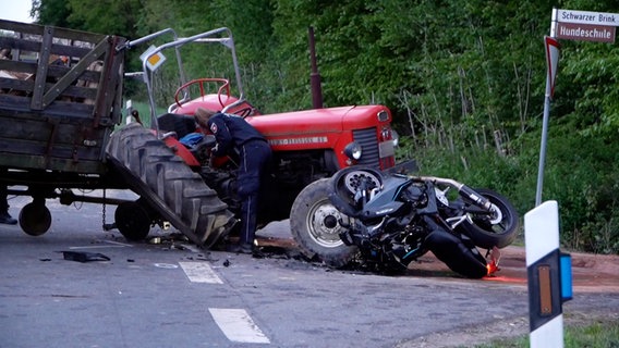 Eine Polizistin bei einem Unfall zwischen einem Motorrad und einem Traktor in Melle. © Nord-West-Media TV 