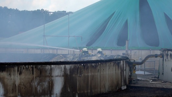 Feuerwehrleute löschen einen Brand in einer Biogasanlage in Melle. © Nord-West-Media TV 
