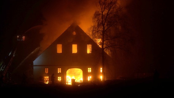 Ein Stallgebäue auf einem Bauernhof in Melle steht in Flammen. © Nord-West-Media TV 