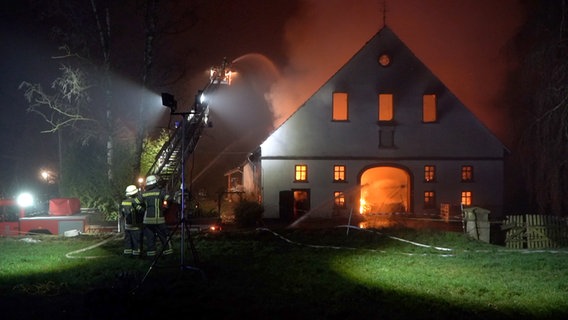 Ein Stallgebäue auf einem Bauernhof in Melle steht in Flammen. © Nord-West-Media TV 