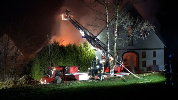 Ein Stallgebäude auf einem Bauernhof in Melle steht in Flammen. © Nord-West-Media TV 