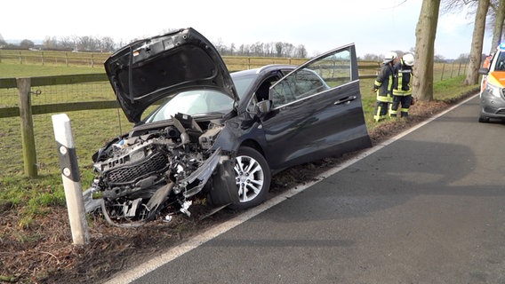 Ein Pkw steht nach einem Unfall in Melle auf einer Straße. © Nord-West-Media TV 