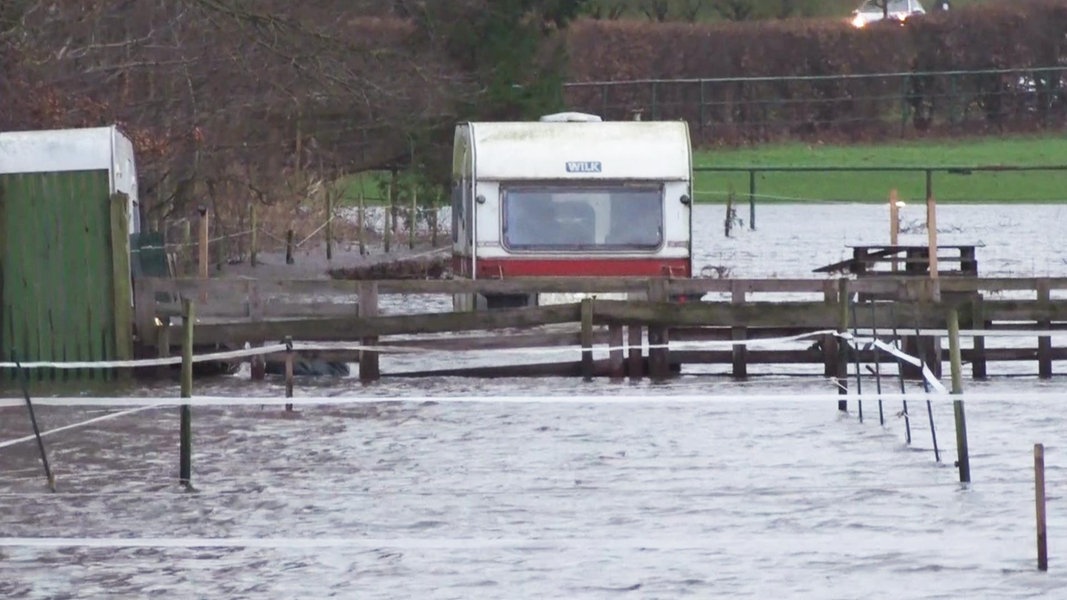 Ein Wohnwagen ragt in Meppen aus dem Hochwasser.