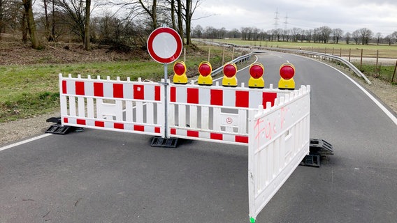 Eine Straße in Meppen ist mit Warnbaken abgesperrt. © NDR Foto: Hedwig Ahrens