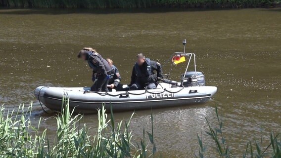 Ein Schlauchboot der Polizei sucht die Ems bei Meppen ab. © Nord-West-Media TV 