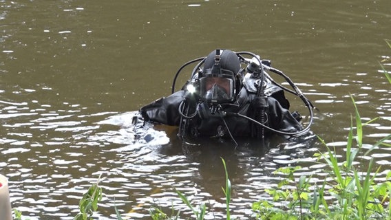 Ein Taucher der Polizei sucht die Ems bei Meppen ab. © Nord-West-Media TV 