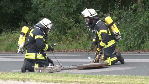 Die Feuerwehr bei einem Gefahrguteinsatz: In Meppen wurde Schwefelwasserstoff festgestellt. © Nord-West-Media TV 