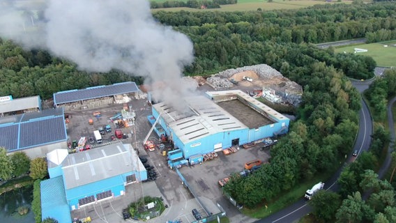 Rauch steht über einer brennenden Lagerhalle. © NordWestMedia 