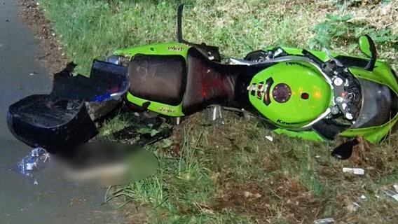 Ein Motorrad nach einem Unfall auf der B70 bei Meppen © Nord-West-Media TV 