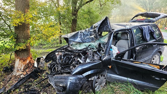 Ein stark beschädigtes Auto nach einer Kollision mit einem Baum in Meppen © Nord- West-Media TV 