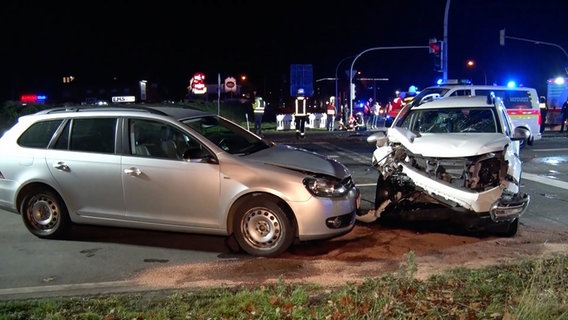 Zwei Autos stehen auf einer Kreuzung der B70 bei Meppen nach einem Unfall. © Nord-West-Media TV 