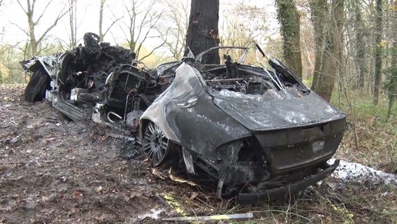 Ein zerstörtes Auto an einem Baum: Ein 33-Jähriger kam bei einem Unfall bei Meppen ums Leben. © Nord-West-Media TV 