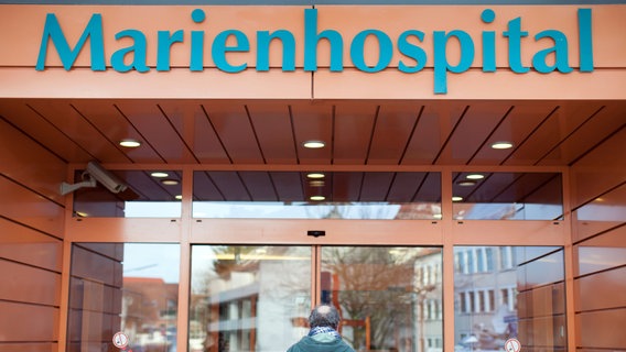 Der Eingang des Marienhospitals in Osnabrück. © dpa-Bildfunk Foto: Friso Gentsch