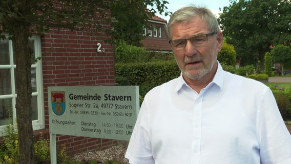 Der Bürgermeister der Gemeinde Stavern, Gerd Rode, steht vor der Kamera. © NDR 