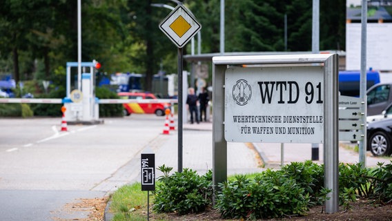 Niedersachsen, Meppen: Vor der Einfahrt zum Bundeswehrgelände Meppen steht ein Schild mit der Aufschrift "WTD 91 - Wehrtechnische Dienststelle für Waffen und Munition". © dpa-Bildfunk Foto: Mohssen Assanimoghaddam