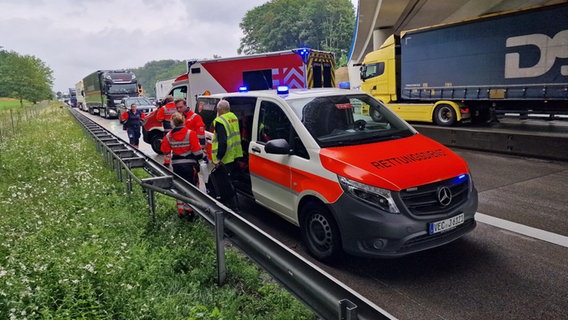 Rettungskräfte stehen nach einem Unfall auf der A1 bei Neuenkirchen-Vörden. © Nord-West-Media TV 