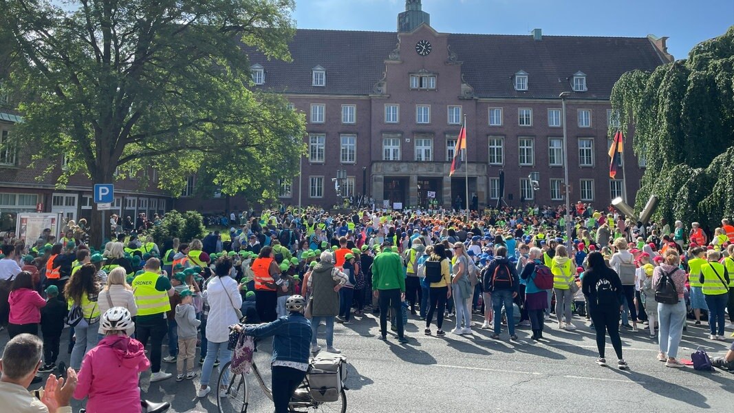 Nordhorn: 2.000 Grundschüler Feiern 75 Jahre Grundgesetz | NDR.de ...