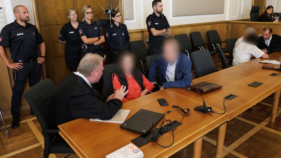 Die Angeklagten (vorne 2.v.l und 2.v.r) sitzen neben ihren Verteidigern zu Prozessbeginn vor dem Landgericht Osnabrück. © Friso Gentsch/dpa Foto: Friso Gentsch/dpa