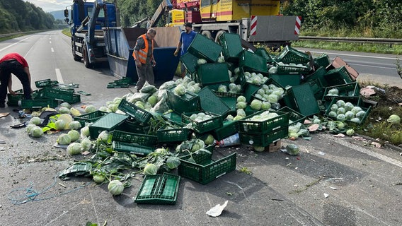 Gemüse ist nach einem Unfall auf der A33 verteilt. © dpa/Nord-West-Media TV 