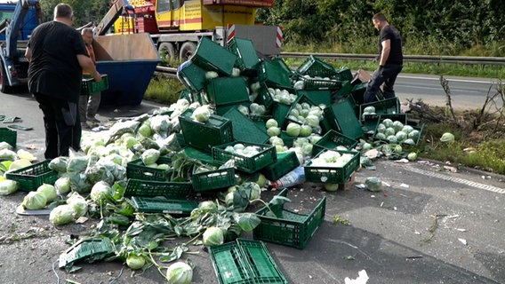 Gemüse ist nach einem Unfall auf der A33 verteilt. © Nord-West-Media TV 