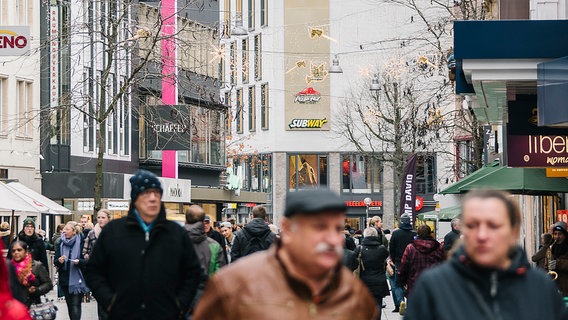 Passanten gehen in Osnabrück durch die Fußgängerzone. © NDR Foto: Julius Matuschik