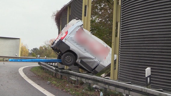 EIn Transporter steckt in einer Schallschutzwand an der Autobahn 1 bei Osnabrück. © Nord-West-Media TV 