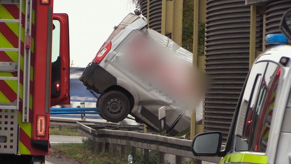 Ein Transporter steckt in einer Schallschutzwand an der Autobahn 1 bei Osnabrück. © Nord-West-Media TV 