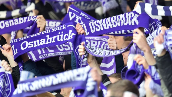 Fans des VfL Osnabrück halten beim Spiel gegen Erzgebirge Aue am 4. Februar 2023 ihre Schals in die Höhe. © picture alliance/osnapix Foto: Titgemeyer