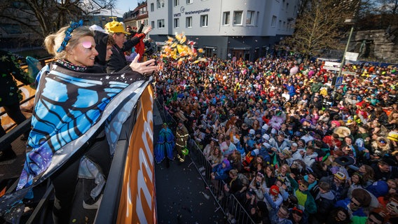 Beim Karnevalsumzug in Osnabrück werden den Zuschauenden viele Süßigkeiten zugeworfen. © dpa-Bildfunk Foto: Friso Gentsch