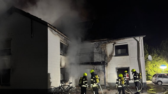 Einsatzkräfte der Feuerwehr beim Löschen eines Brandes in Papenburg. © Stadt Papenburg/Feuerwehr/dpa Foto: Stadt Papenburg/Feuerwehr/dpa