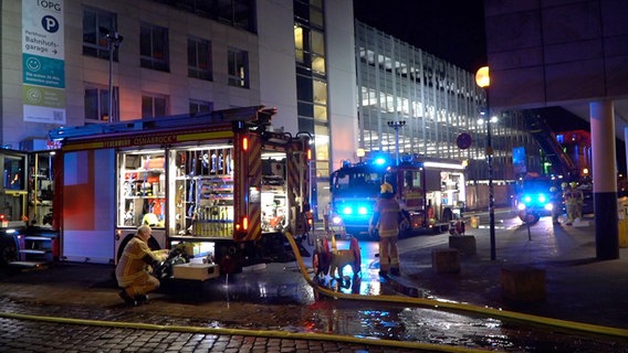 Einsatzfahrzeuge der Feuerwehr stehen in Osnabrück vor einem Parkhaus, um einen Brand zu löschen. © Nord-West-Media TV 