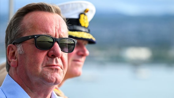 Verteidigungsminister Boris Pistorius (l, SPD) und Flottillenadmiral Axel Schulz (r) verfolgen von der Brücke der Fregatte „Baden-Württemberg“ aus das Anlegen des Schiffes. © dpa Foto: Soeren Stache